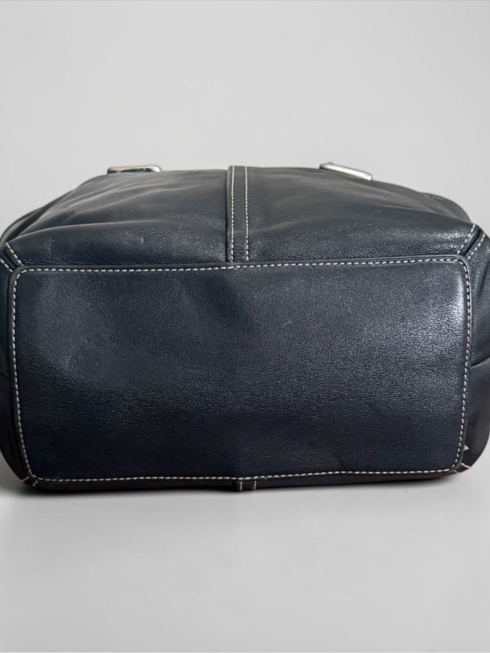 Authentic Coach Hampton Classic Black Leather Bag with Contrast Stitching! - Picture 4 of 12
